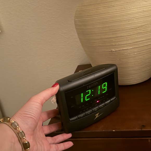 Zenith Black Digital Alarm Clock and Radio good condition - Picture 4 of 4